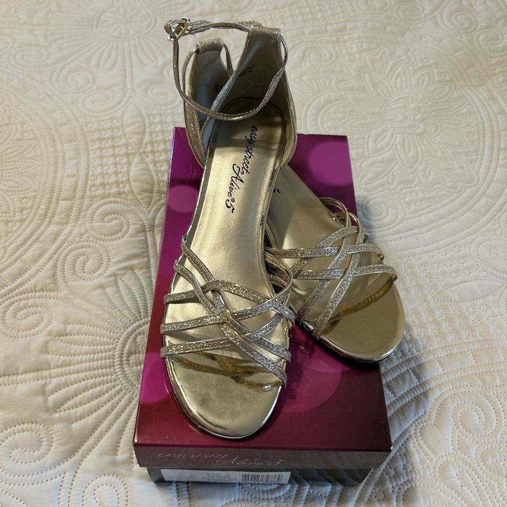 Easy Street gold sandals 9 1/2 Narrow